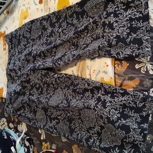 GP6-Land's End L Back & White Floral Capris